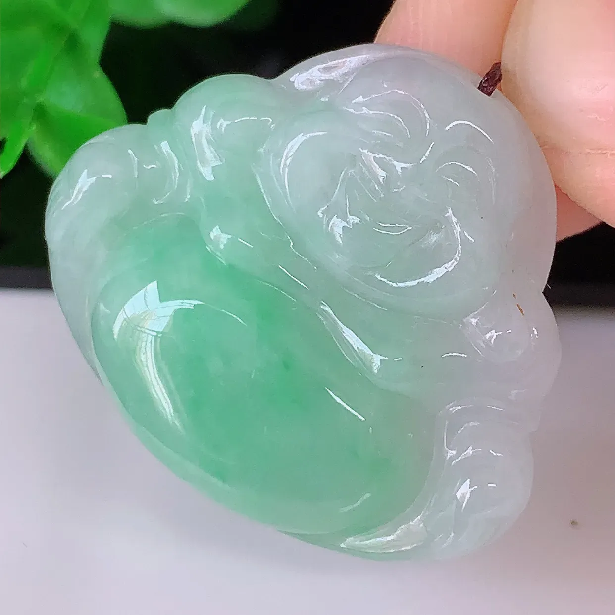 自然光实拍，冰润飘绿佛公翡翠吊坠，饱满， 佛公亦保平安，寓意有福（佛公）相伴，品相佳，配戴优雅迷人！#57.16