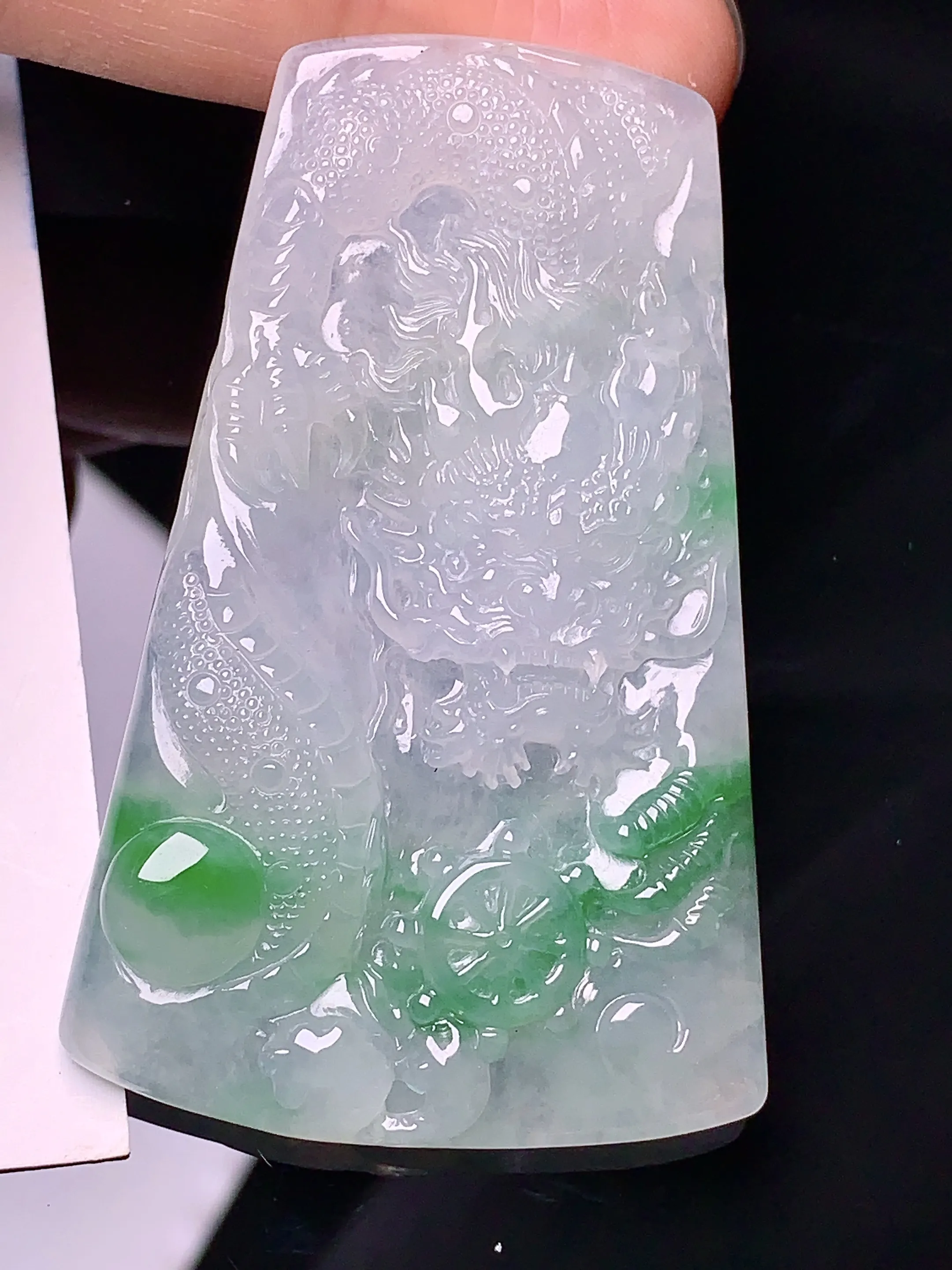 飘绿龙牌吊坠 玉质细腻 水润亮眼 色泽艳丽 整体尺寸60.5*37.6*6.6
