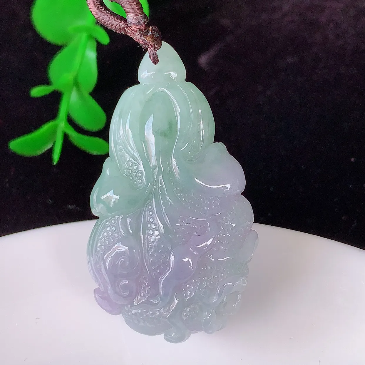 自然光实拍，冰润春带彩招百财翡翠白菜吊坠，百财聚来，财源滚滚，色泽鲜艳，精工水润的白菜，性价比高！#1.16