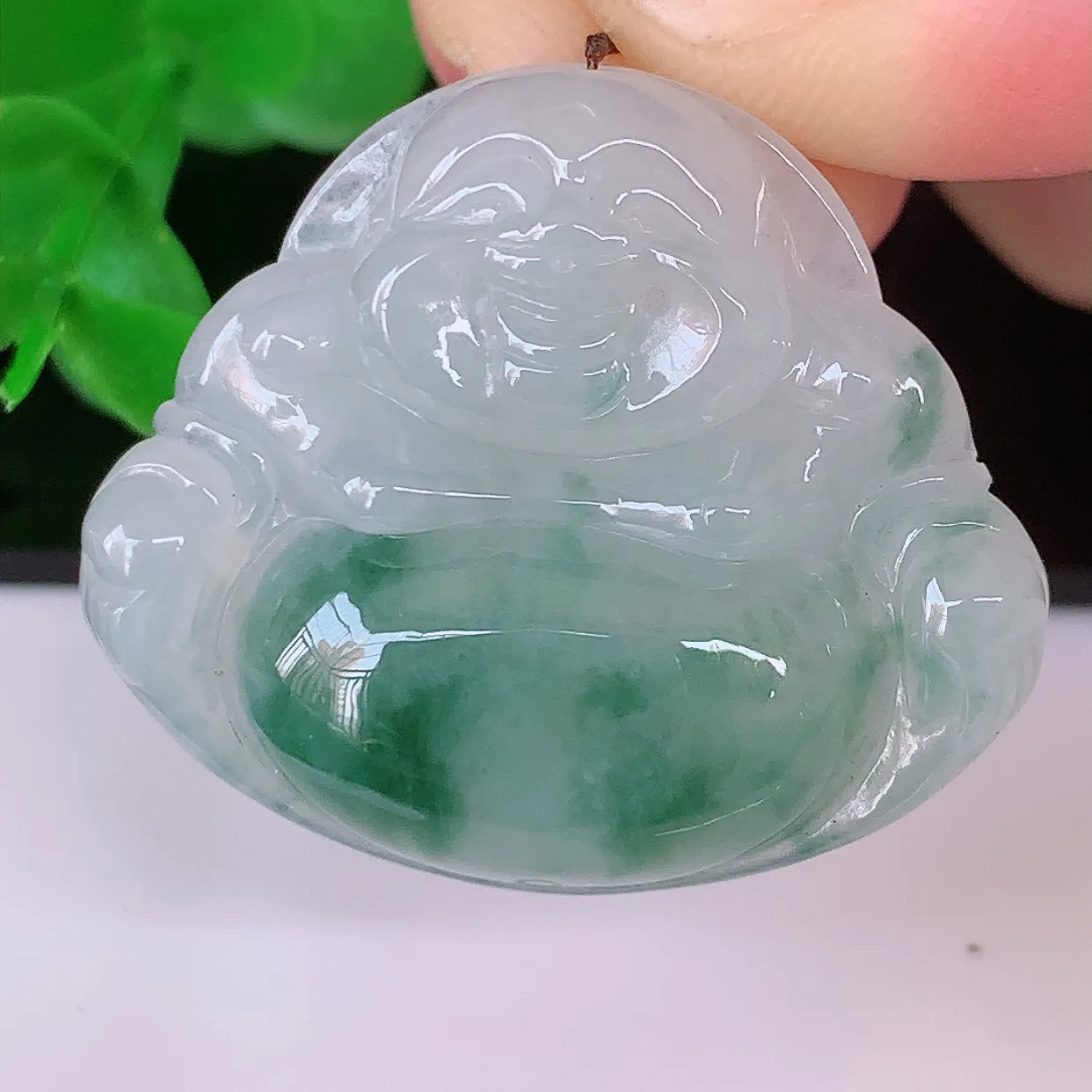 自然光实拍，冰飘花佛公翡翠吊坠，饱满， 佛公亦保平安，寓意有福（佛公）相伴，品相佳，配戴优雅迷人！#57.16