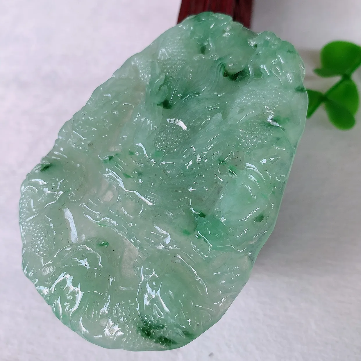 自然光实拍，精雕飘花翡翠龙牌吊坠，龙行天下，雕工立体精湛，翡翠龙牌，种老水足，配戴霸气时尚，值得收藏