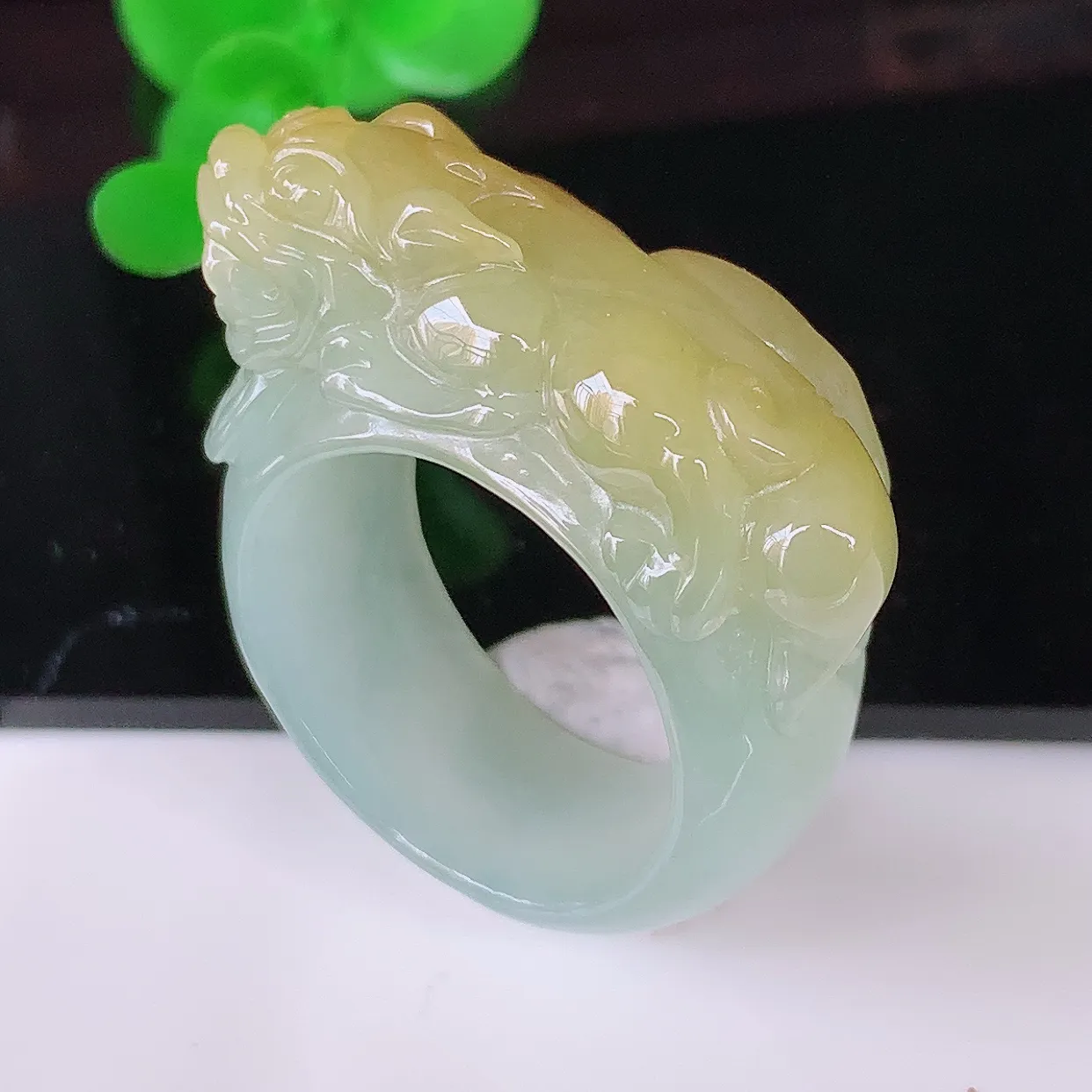 自然光实拍，黄翡貔貅扳指，18.8mm内径翡翠指环，玉戒指，玉质莹润，好精美好冰润的指环，20圈口，