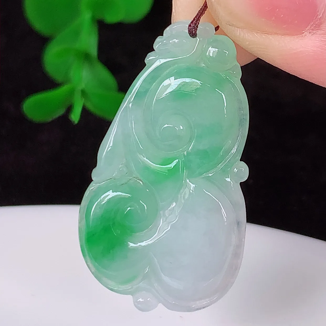 自然光实拍，冰飘绿如意翡翠吊坠，上身效果非常美，饱满大气，工艺美，万事如意，如意一生，#41.16