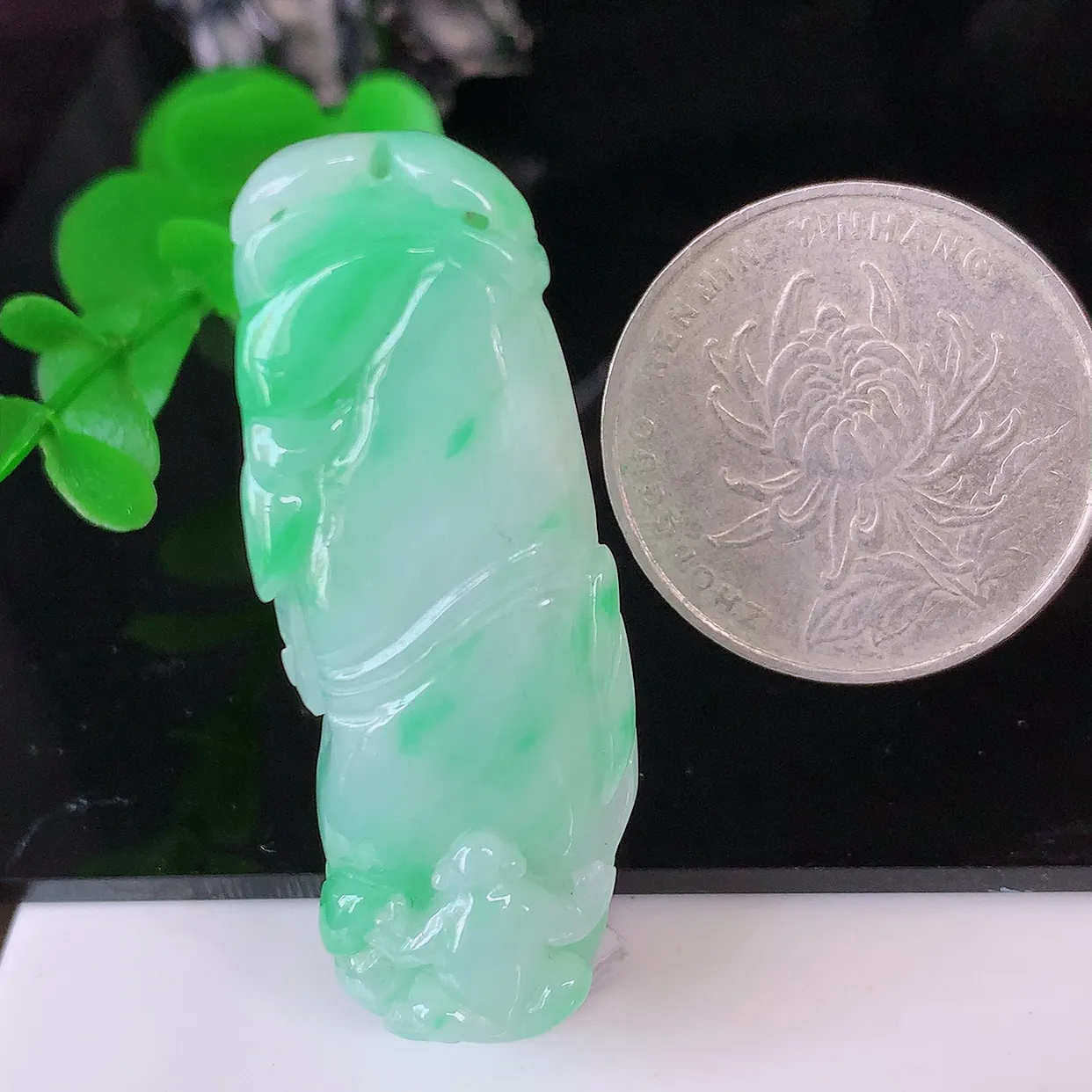 自然光实拍，飘绿节节高竹节玉坠，款式时尚大方，竹节寓意好，佩戴事业，学业节节高升！#57.16