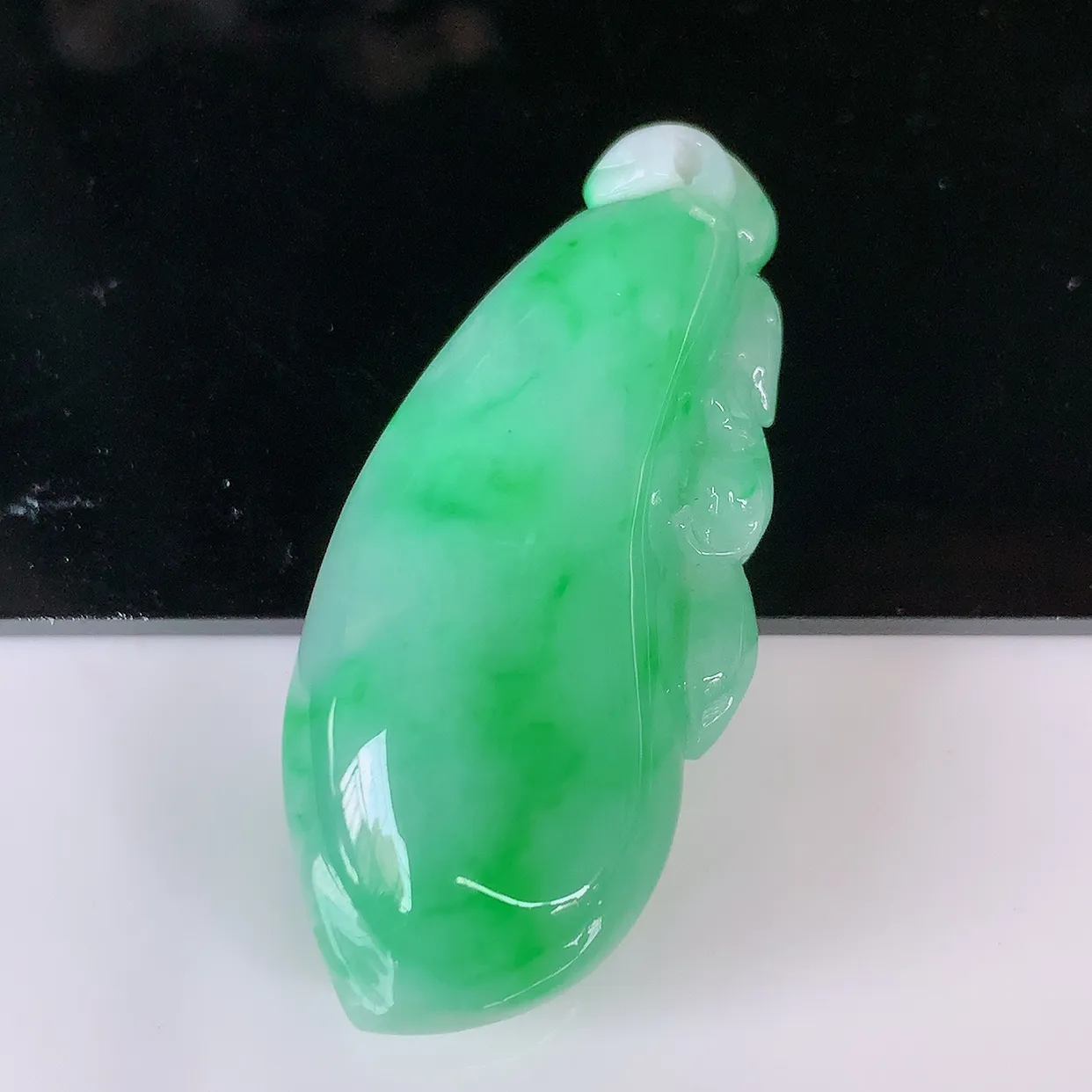 自然光实拍，水润飘阳绿招财福瓜吊坠，翡翠精美饱满福瓜，种水足，形态圆润饱满，福相十足 ！#05.16