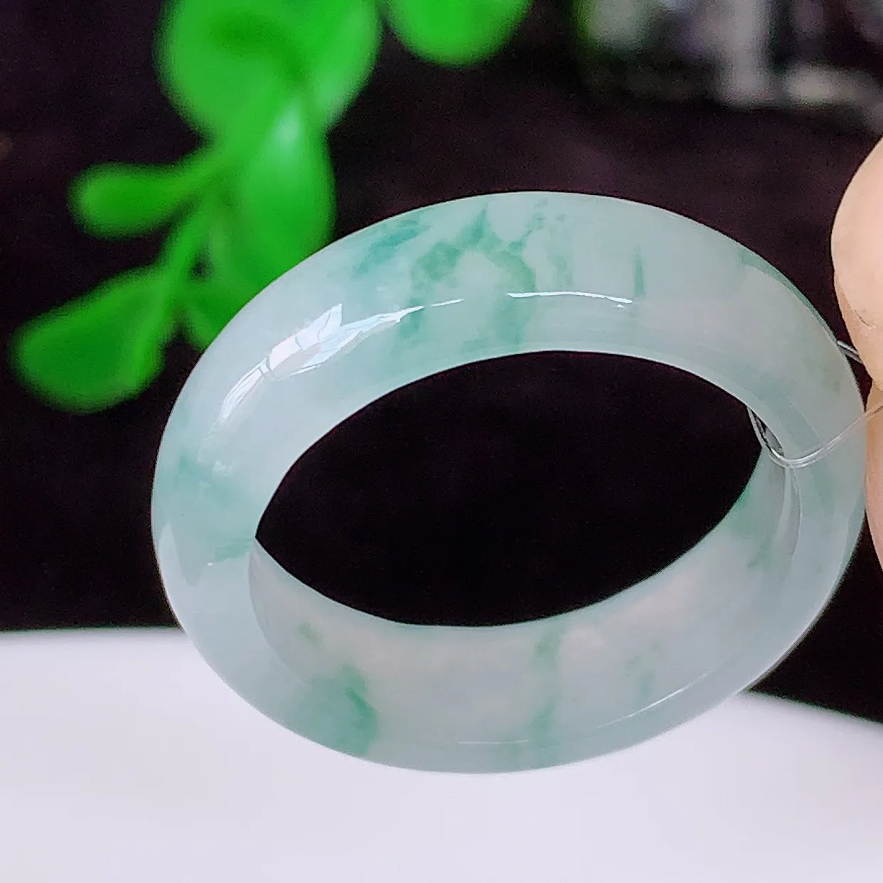 自然光实拍，18mm内径翡翠指环，玉戒指，玉质莹润，好精美好冰润的指环，17圈口，上手纤巧！46.1