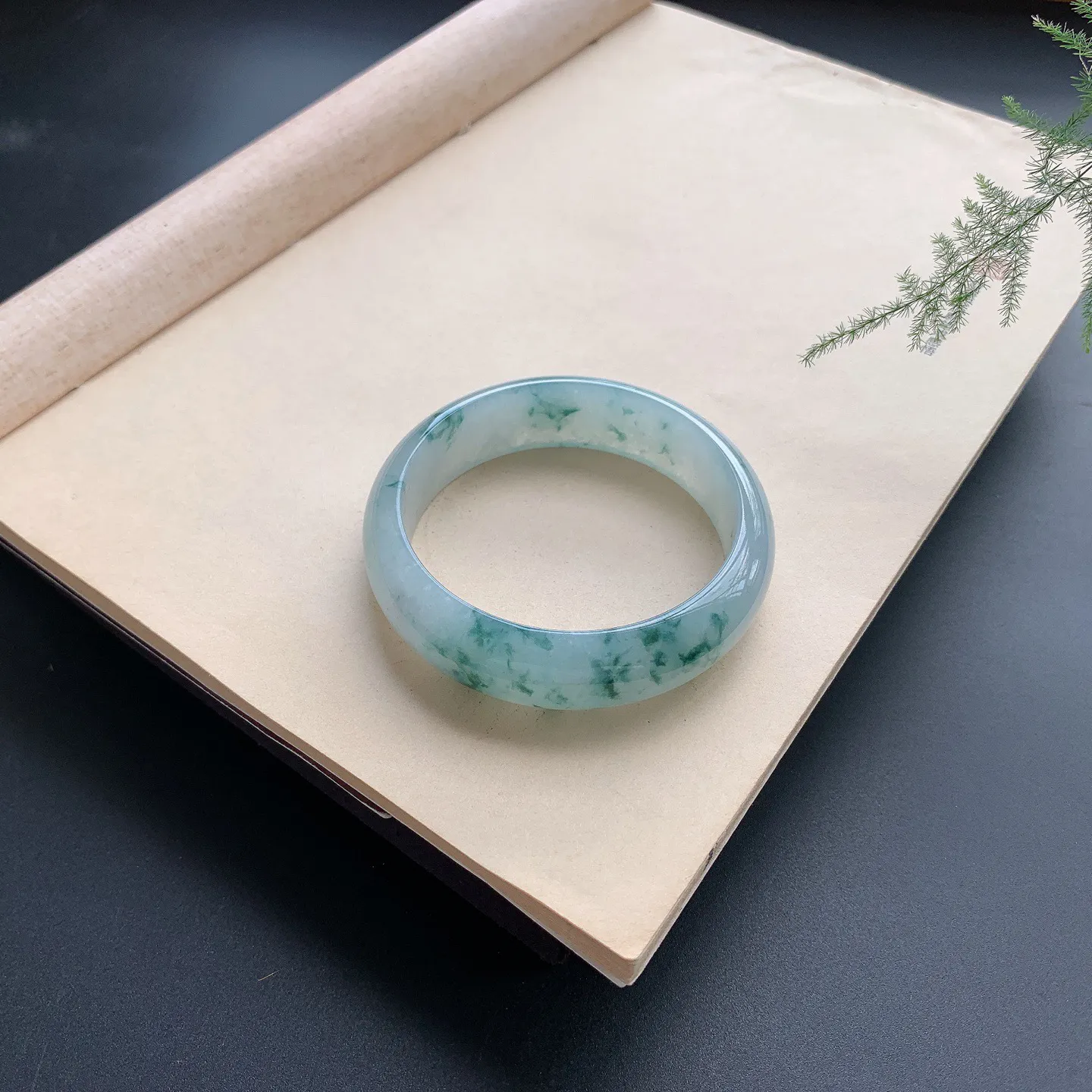 58.5圈口飘花正圈手镯 尺寸：58.5-17-7.5，无纹裂，花色浓郁，宽版大气