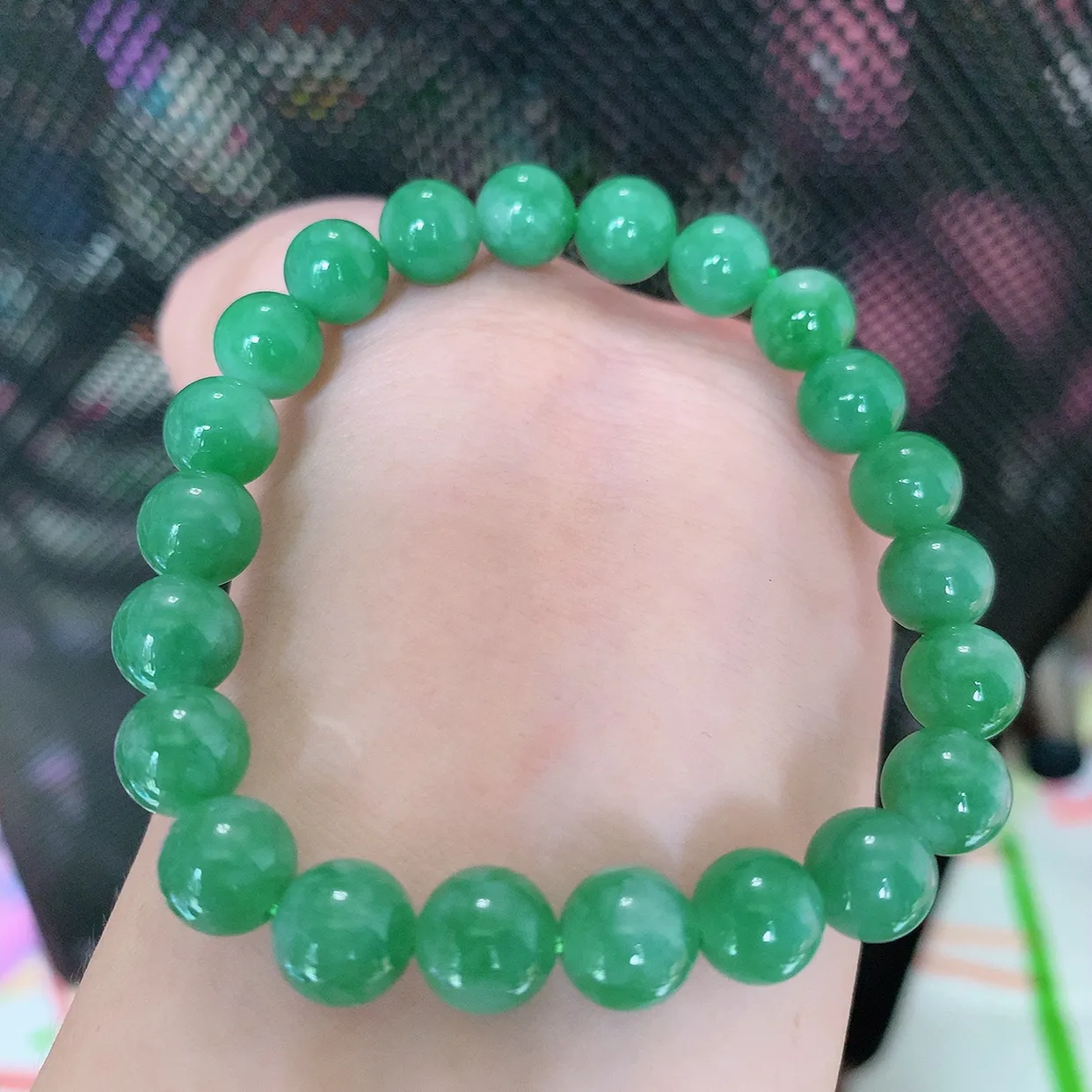 自然光实拍，冰润满绿圆珠手链   翡翠手串，种老水足，冰清玉润  颜色漂亮  #001.1取一尺寸8.5mm