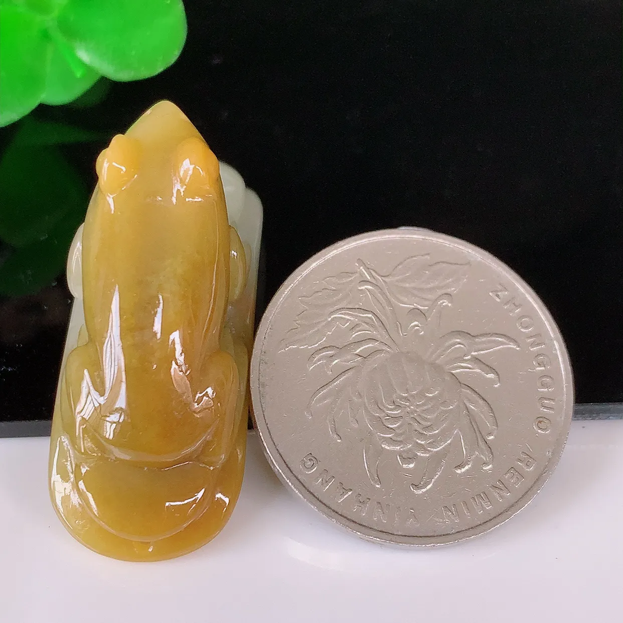 自然光实拍，冰润黄翡招财金蟾翡翠吊坠，种老水足，雕工精湛 ，寓意美好，佩戴时尚出众！#60.16