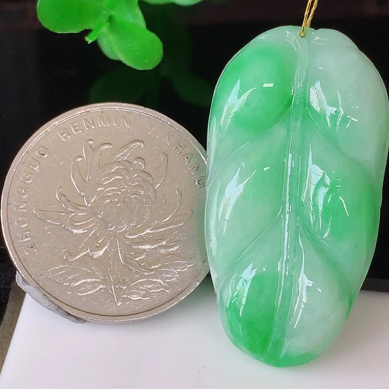 自然光实拍，冰润飘阳绿事业有成叶子吊坠，莹润且起胶，叶子清秀优雅，佩戴大业有成！#35.16