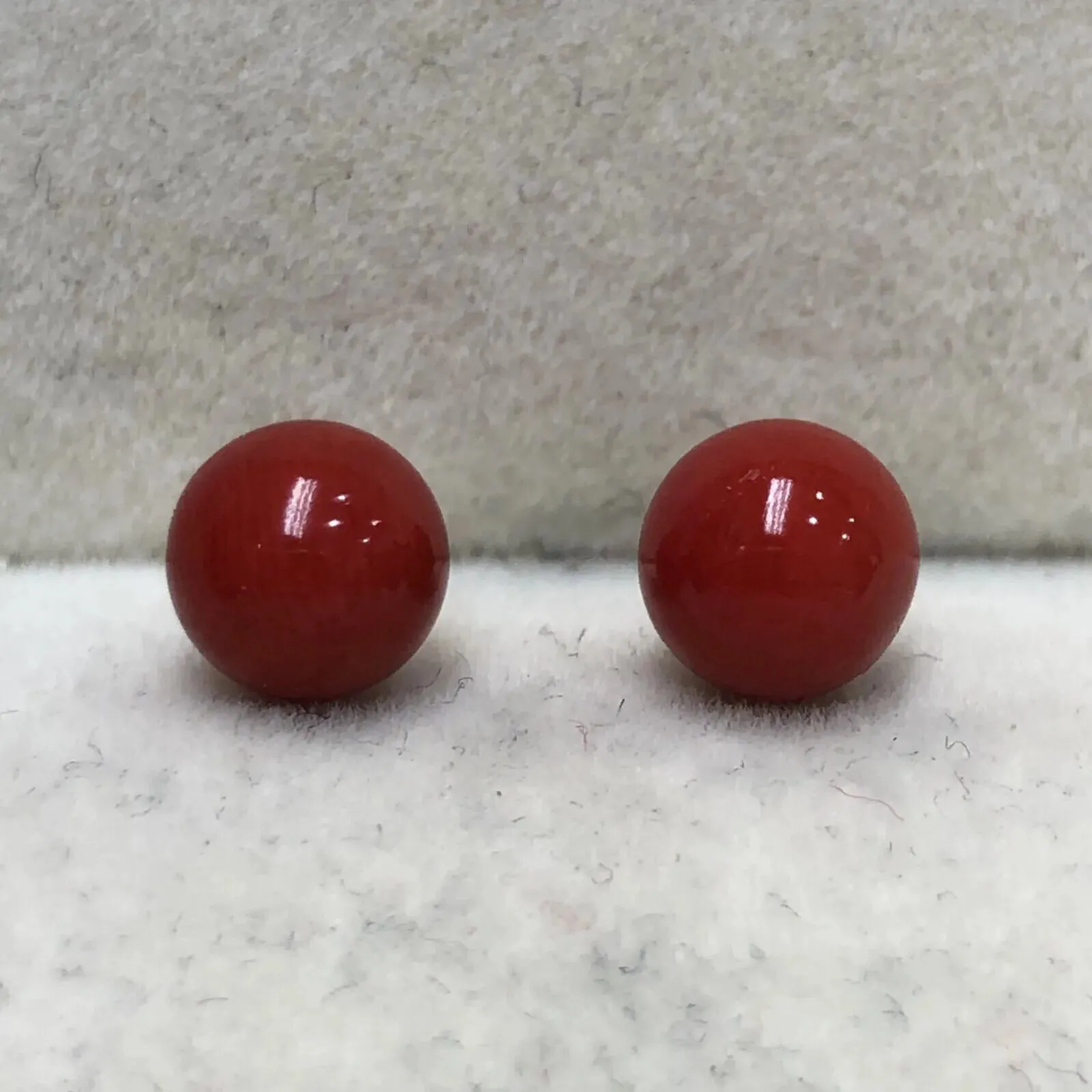 【天然牛血珊瑚5mm圆珠耳钉】天然无添加无优化，牛血红色，意大利沙丁材料！裸石尺寸5.1*5.1mm