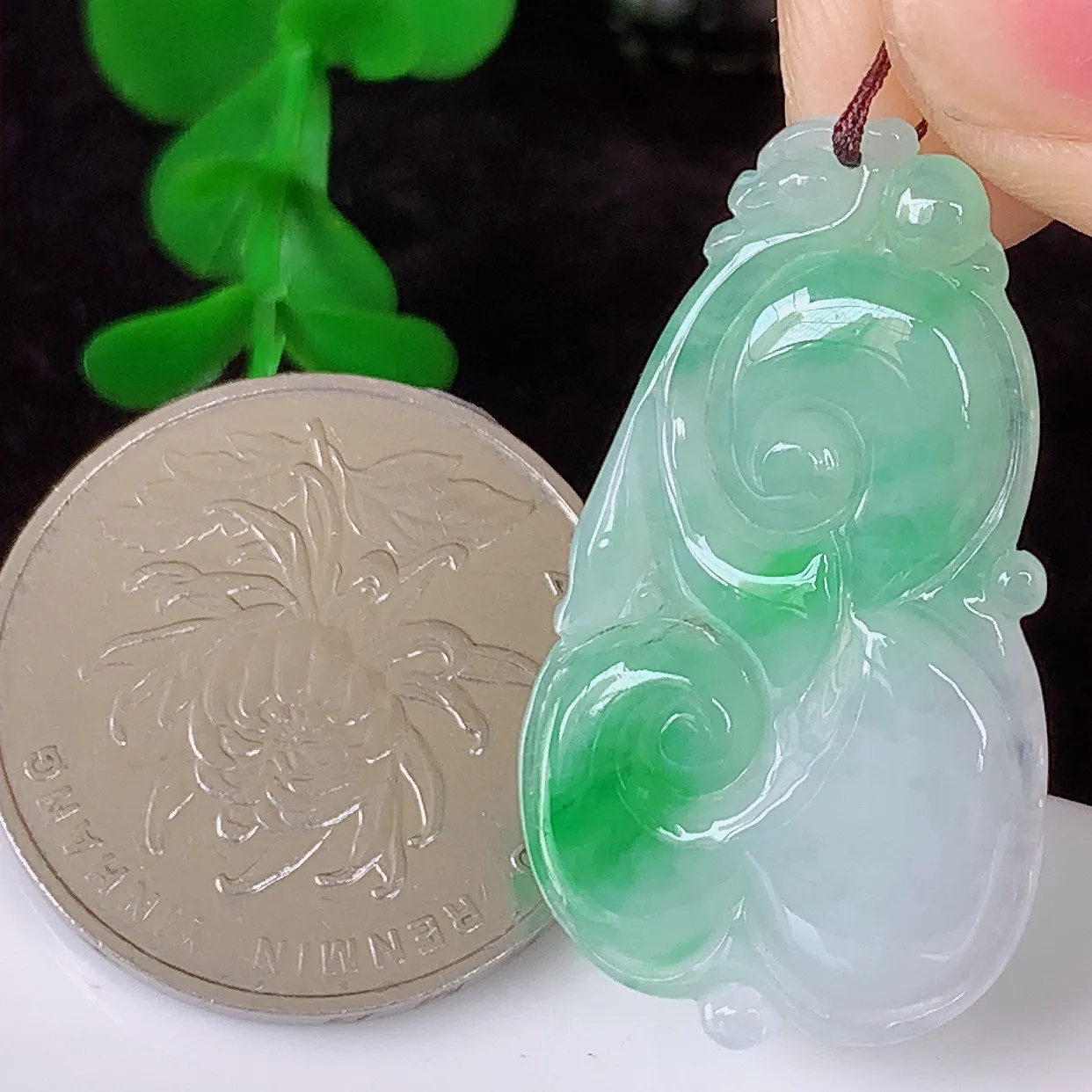自然光实拍，冰飘绿如意翡翠吊坠，上身效果非常美，饱满大气，工艺美，万事如意，如意一生，#41.16