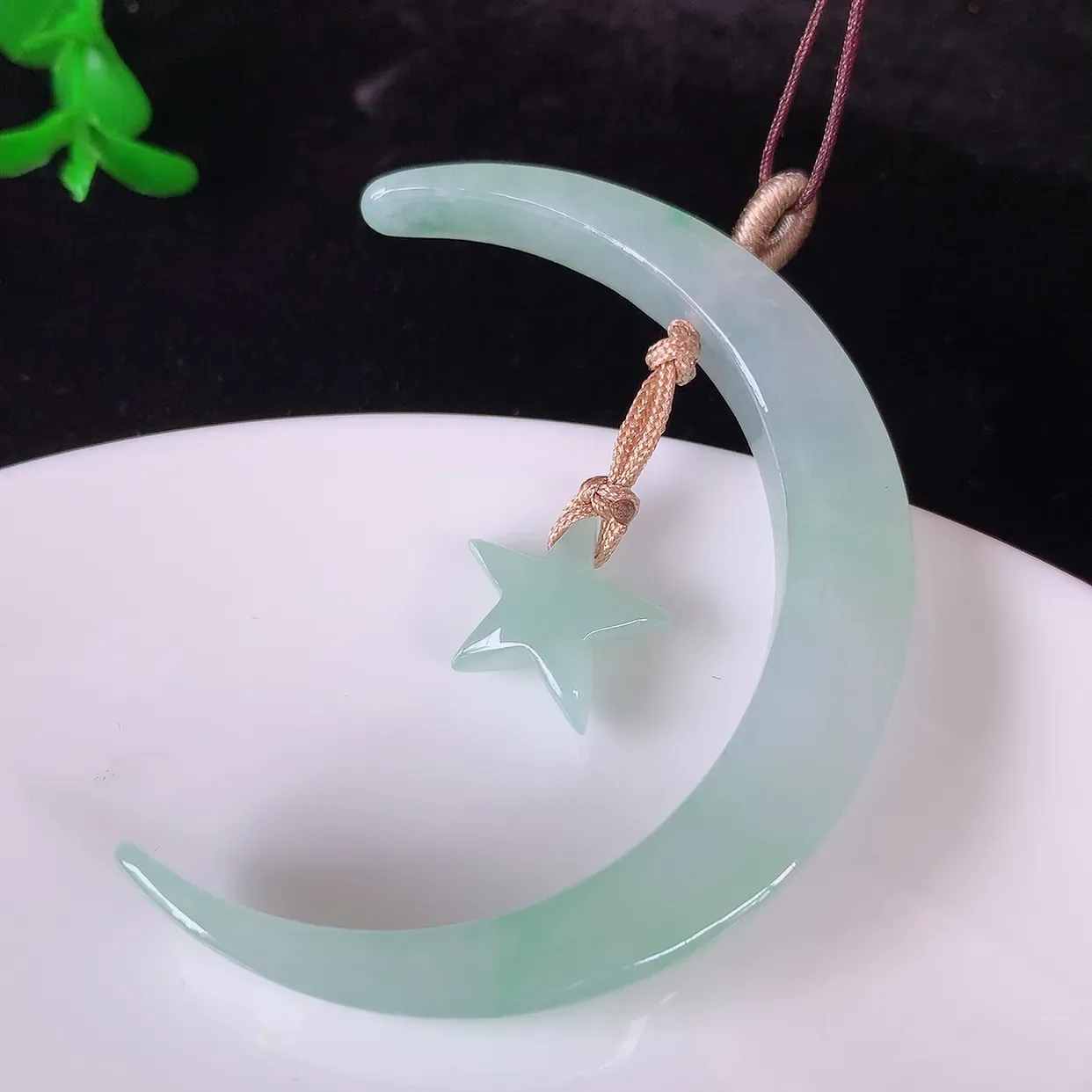 自然光实拍，冰飘绿翡翠众星捧月吊坠，种老水足，雕工精湛 ，寓意美好，佩戴时尚出众！#