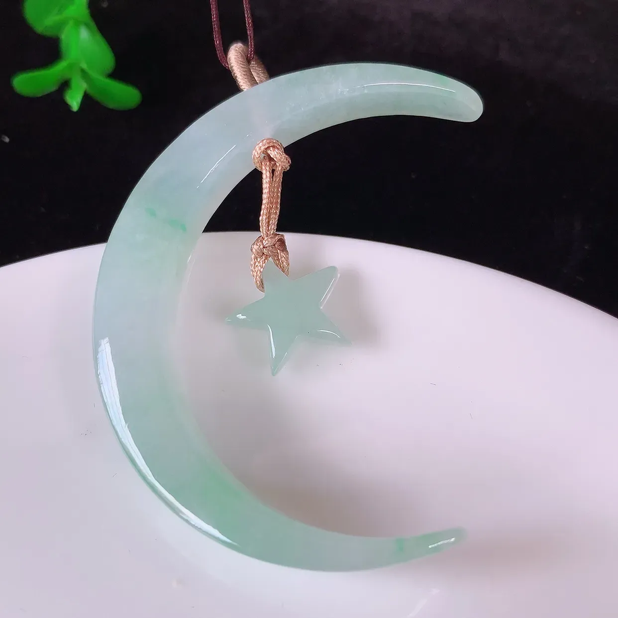 自然光实拍，冰飘绿翡翠众星捧月吊坠，种老水足，雕工精湛 ，寓意美好，佩戴时尚出众！#