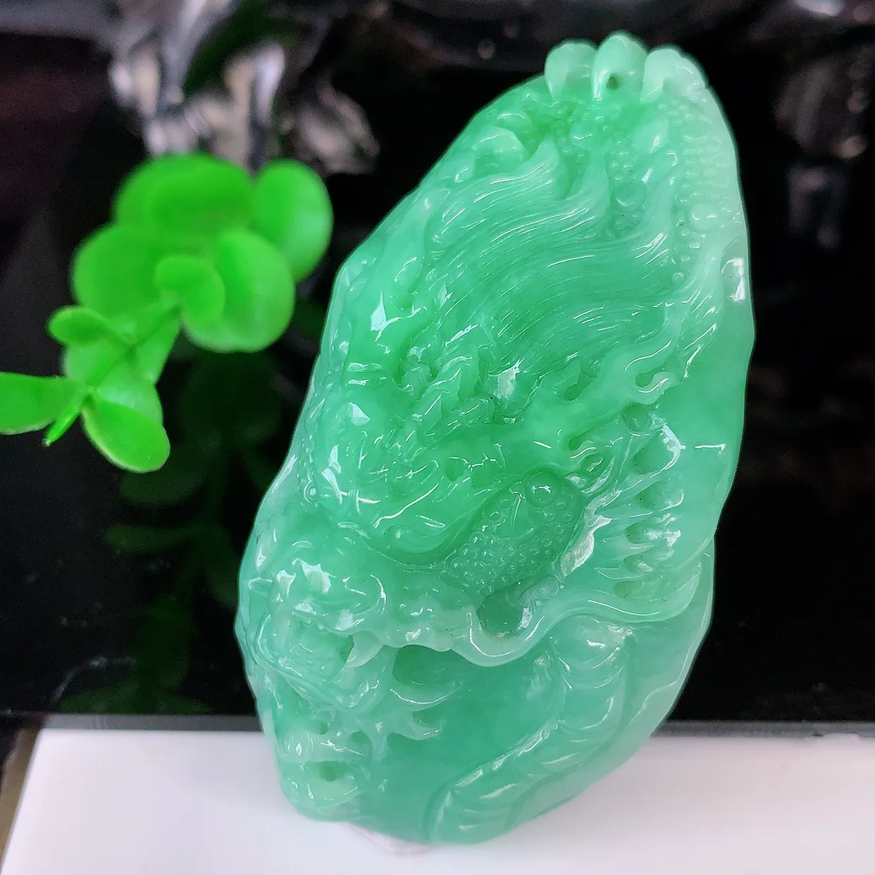 自然光实拍，精雕满绿翡翠龙牌吊坠，龙行天下，雕工立体精湛，翡翠龙牌，种老水足，配戴霸气时尚，值得收藏!#57.16