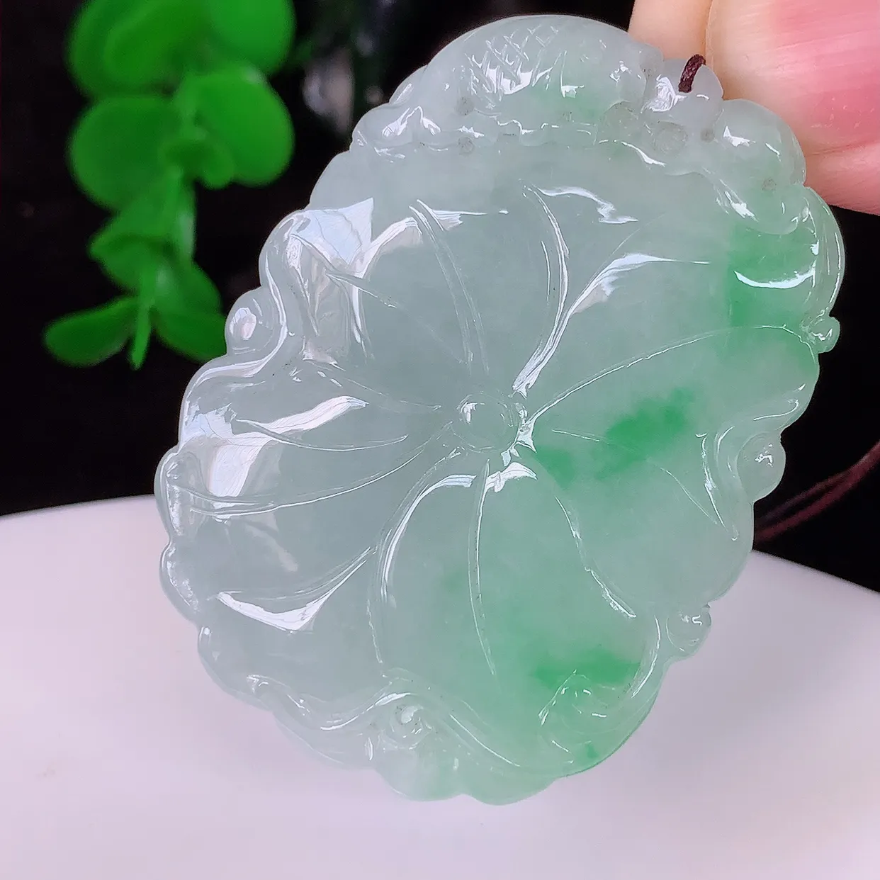 自然光实拍，冰润飘绿和和美美翡翠玉坠，财源广进，自然隐逸、荷本是素不着尘之物，有和美之寓意。#05.16