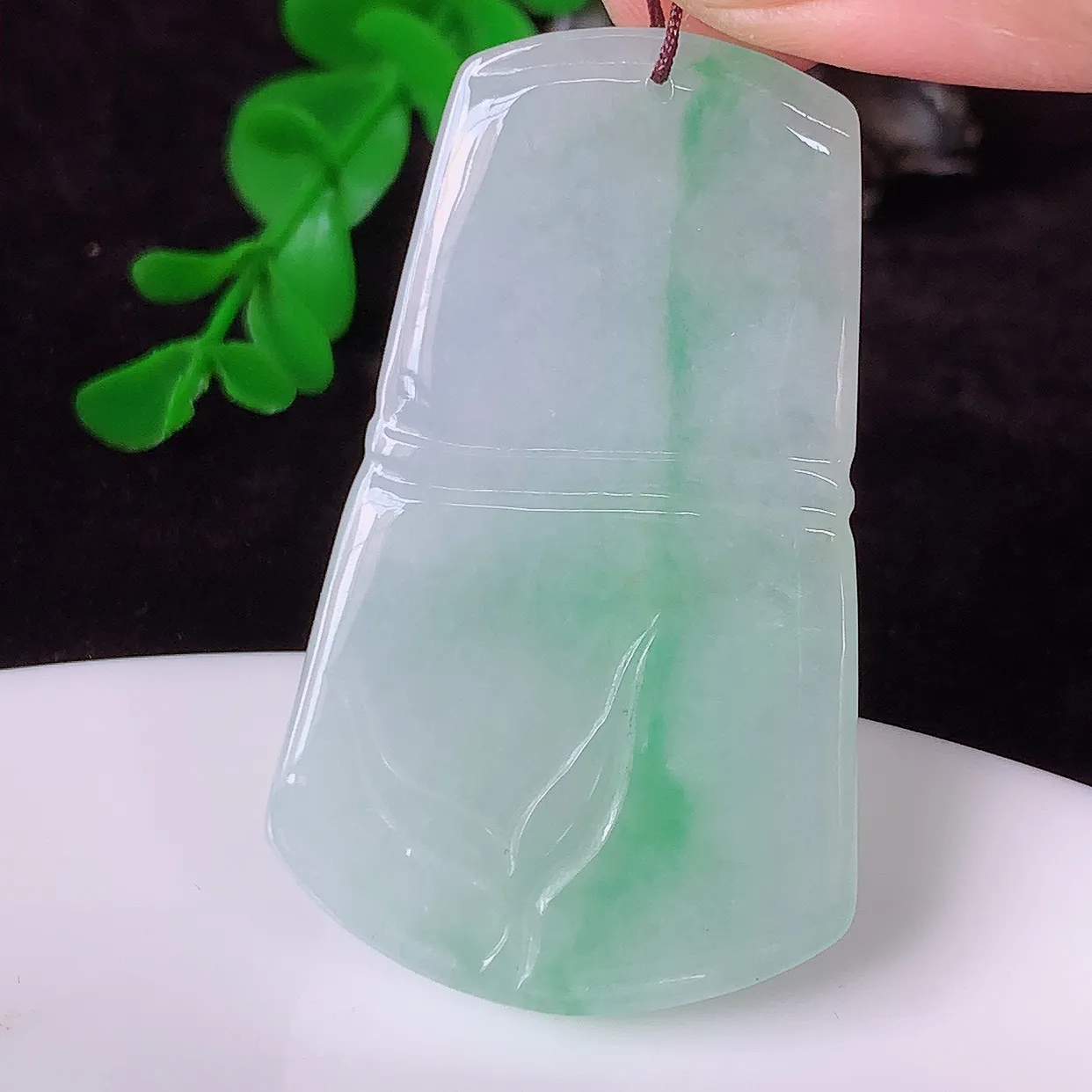 自然光实拍，水润飘绿竹节翡翠吊坠。竹节寓意“节节高，官运亨通，前程似锦，水润莹泽，清秀高雅，佩戴精美！#41.16