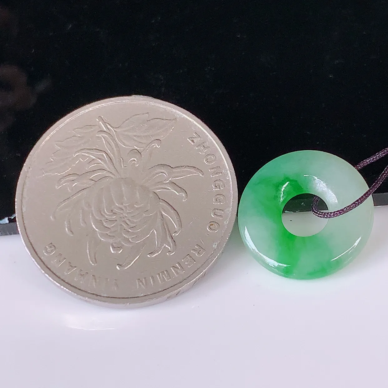 自然光实拍，飘绿一对平安扣翡翠，翠色灵动，玉质细腻，颜色漂亮，品相佳，佩戴佳品！配银线 #1.16
