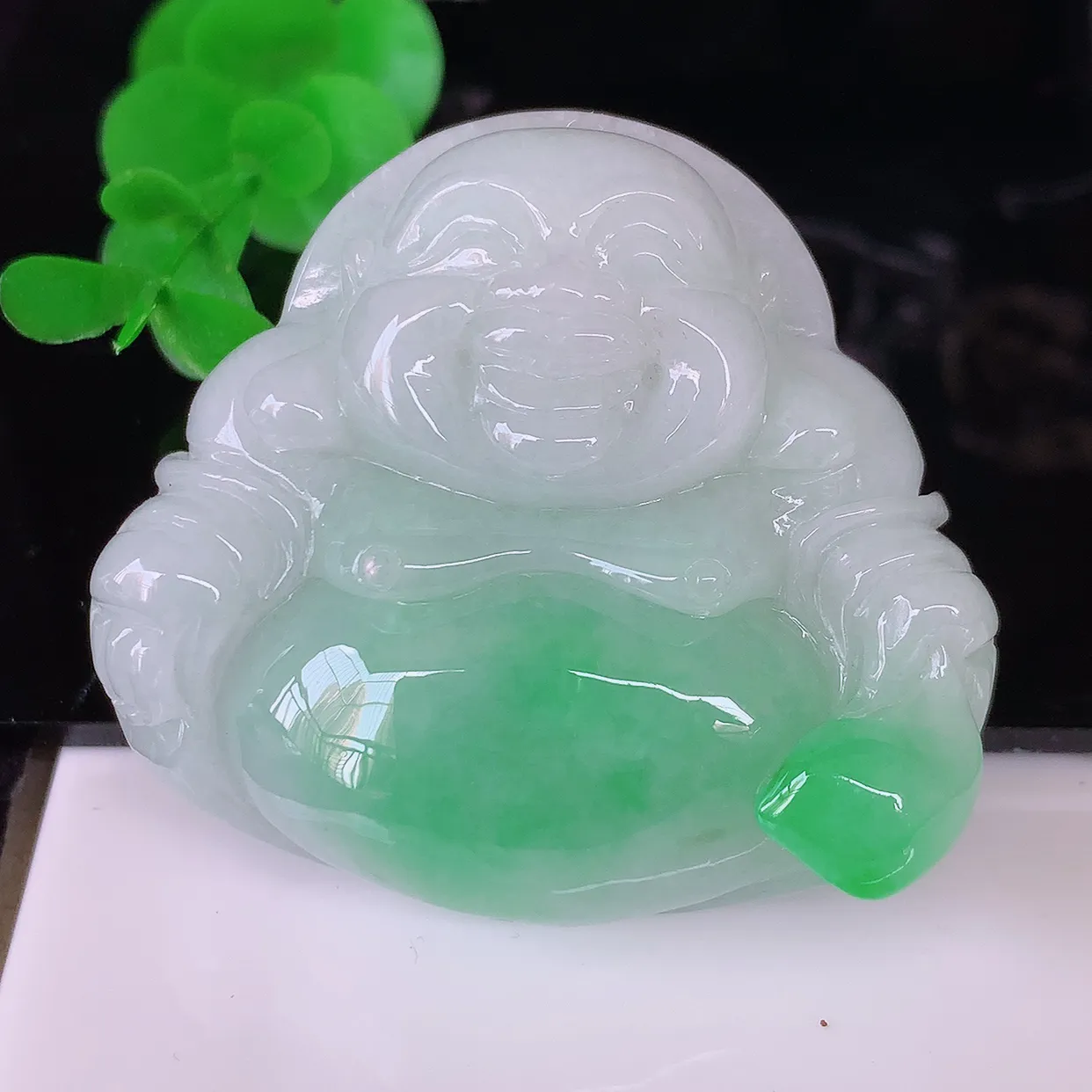 自然光实拍，大件饱满飘阳绿翡翠佛公吊坠，笑口常开，佛公在心中，一生平安幸福，冰透，佛公翠色迷人，佩戴佳品！#46.16