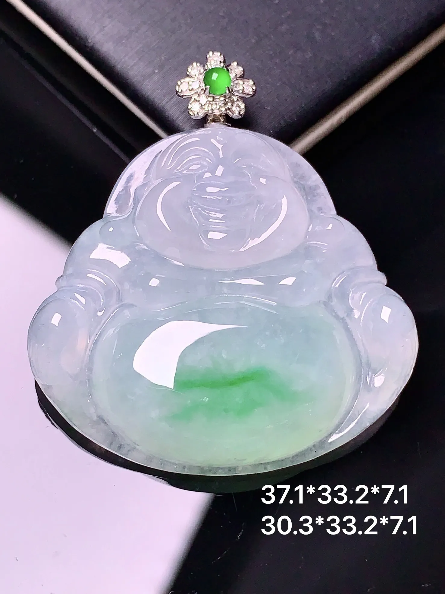 18k金钻镶嵌飘绿佛公吊坠 玉质细腻 水润亮眼 色泽艳丽 整体尺寸37.1*33.2*7.1