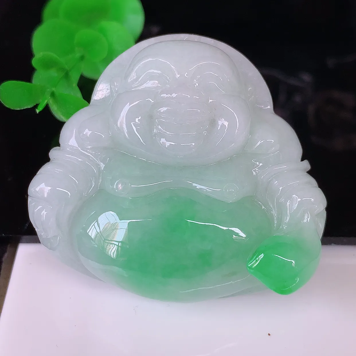 自然光实拍，大件饱满飘阳绿翡翠佛公吊坠，笑口常开，佛公在心中，一生平安幸福，冰透，佛公翠色迷人，佩戴佳品！#46.16