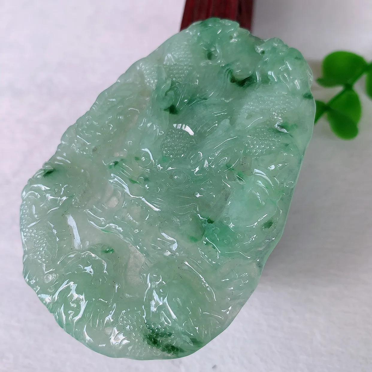 自然光实拍，精雕飘花翡翠龙牌吊坠，龙行天下，雕工立体精湛，翡翠龙牌，种老水足，配戴霸气时尚，值得收藏!#46.16