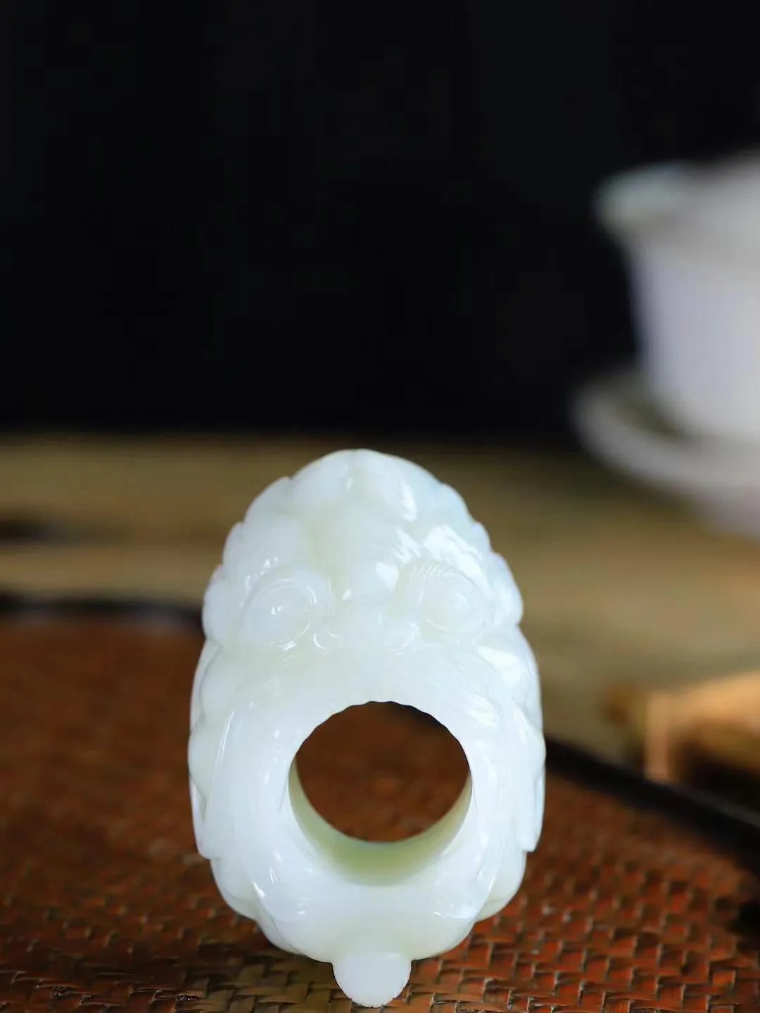 （龙行天下.扳指）

精品和田玉白玉祥龙扳指，料子细腻 手感上佳、雕工精湛，精雕祥龙，龙头双目圆瞪，巨口大张，獠牙锋利， 龙是古代祥瑞之物，寓意有龙护身，
重118.6克    圈口22mm   尺寸34-16.2mm fDL-78651792