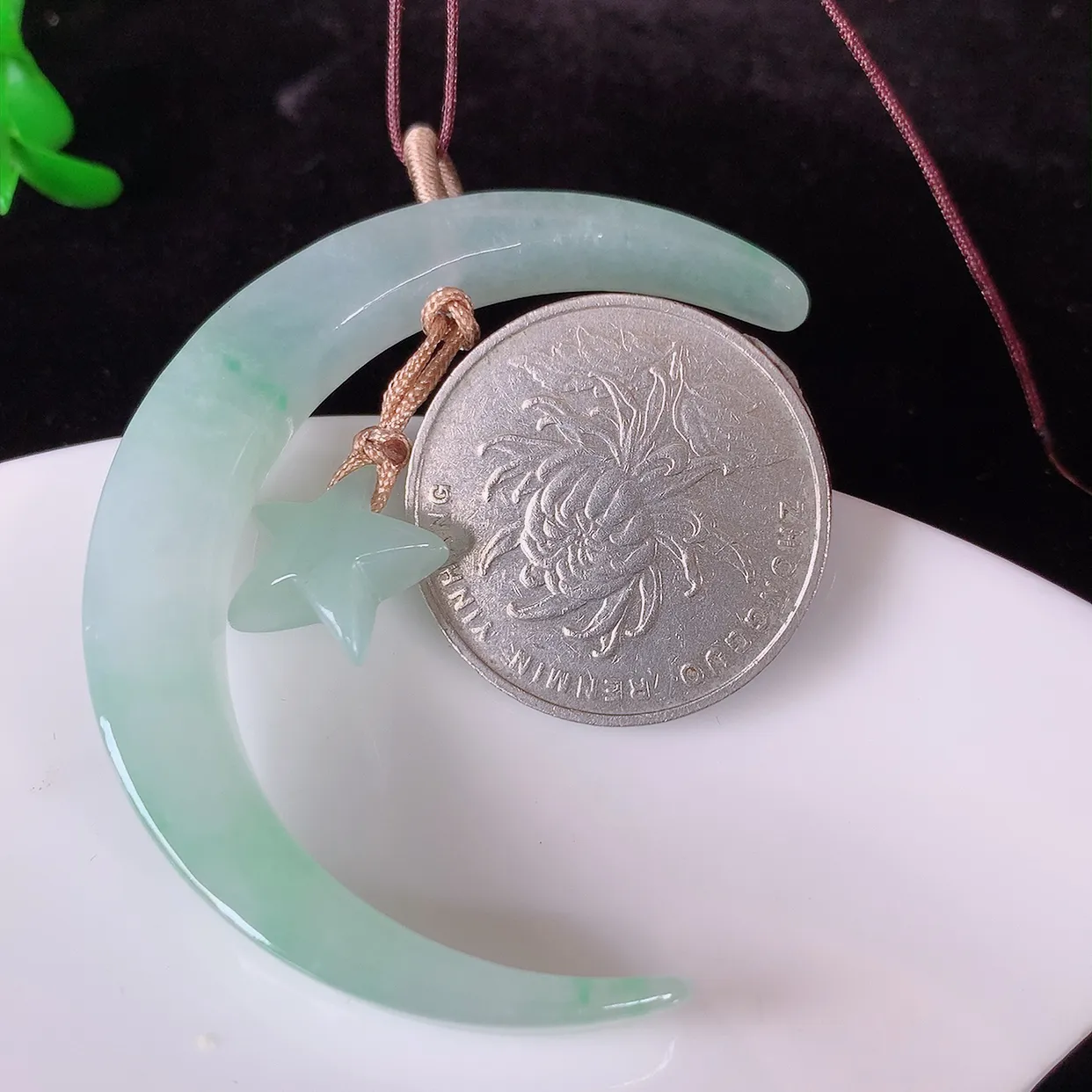 自然光实拍，冰飘绿翡翠众星捧月吊坠，种老水足，雕工精湛 ，寓意美好，佩戴时尚出众！#