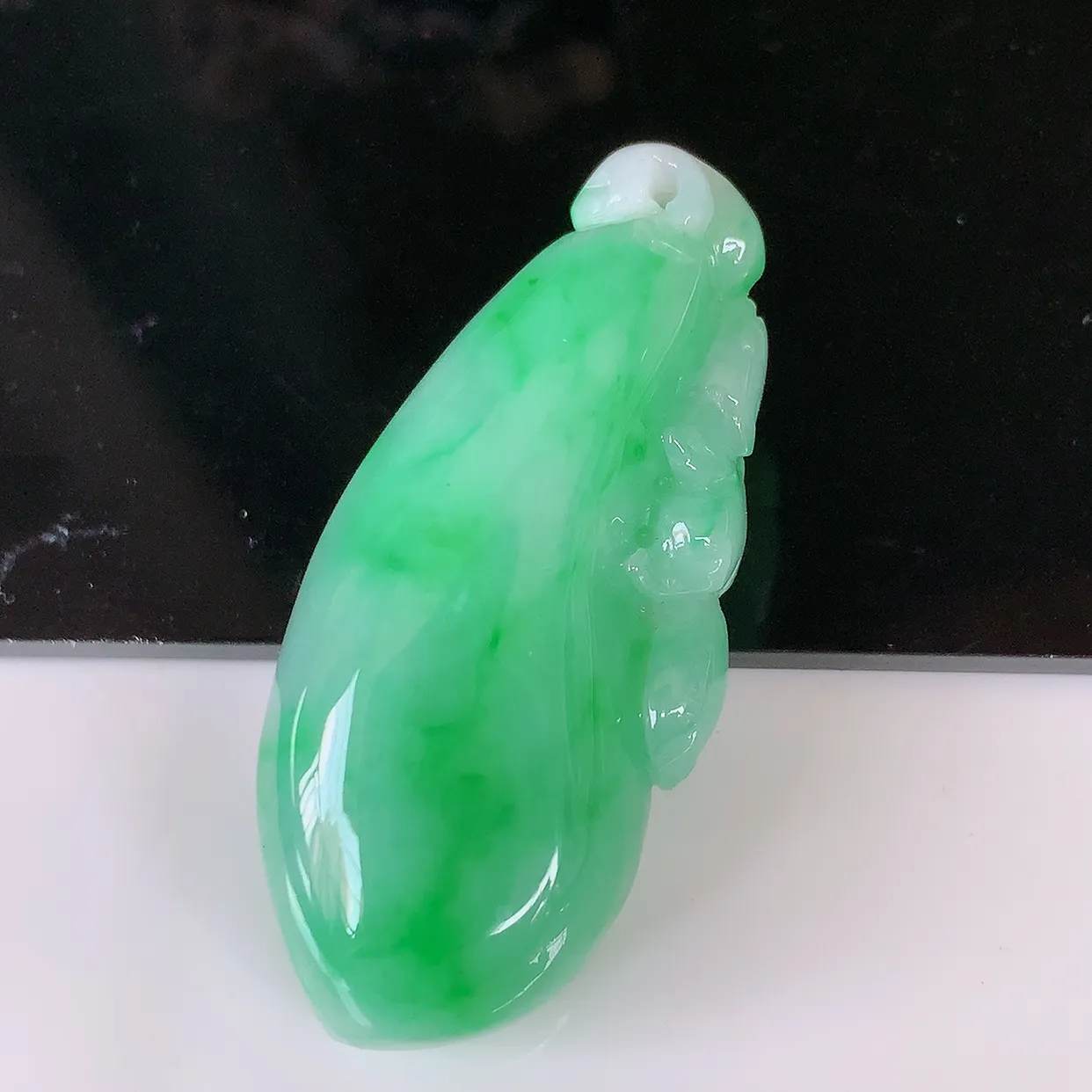自然光实拍，水润飘阳绿招财福瓜吊坠，翡翠精美饱满福瓜，种水足，形态圆润饱满，福相十足 ！#05.16