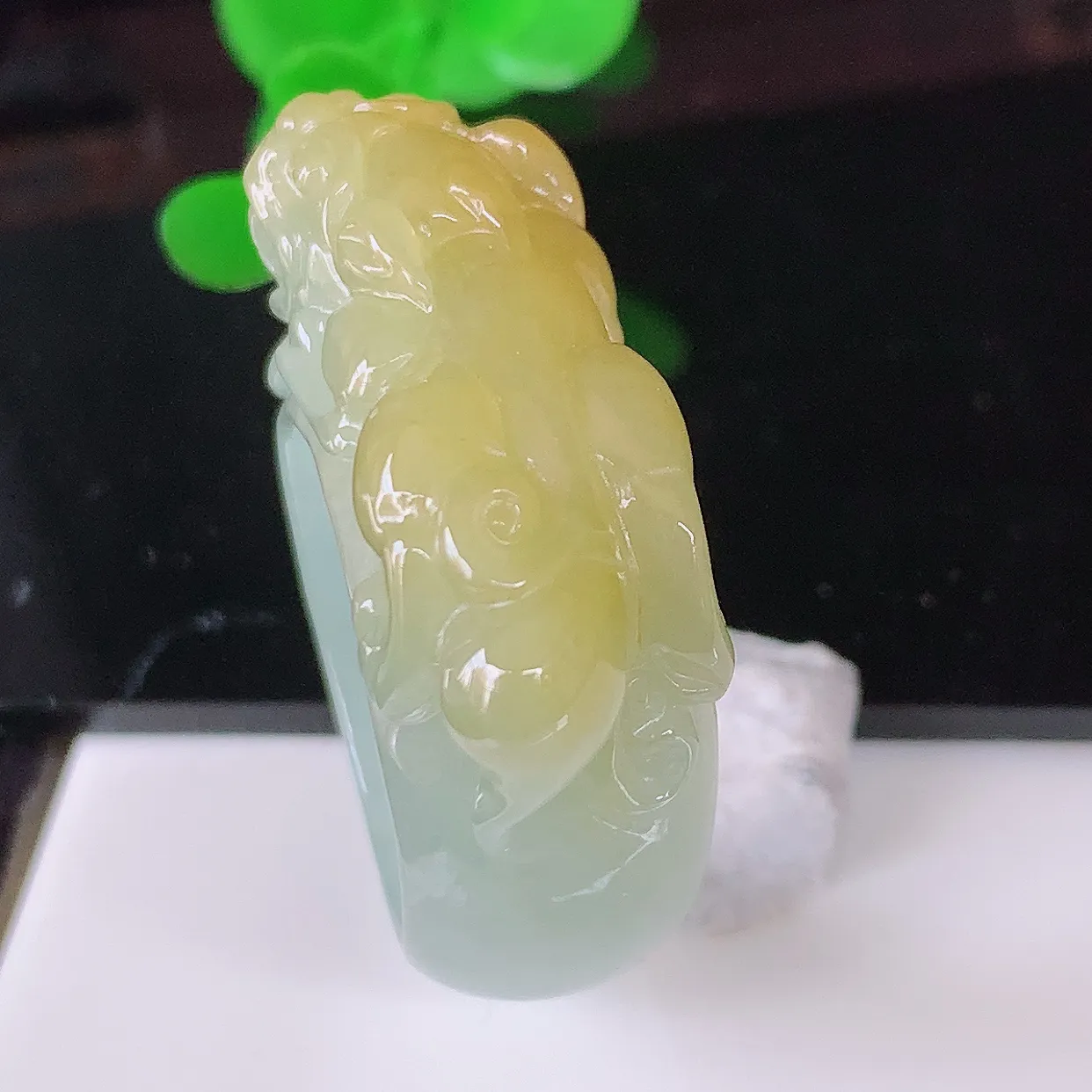 自然光实拍，黄翡貔貅扳指，18.8mm内径翡翠指环，玉戒指，玉质莹润，好精美好冰润的指环，20圈口，上手纤巧！#38.16