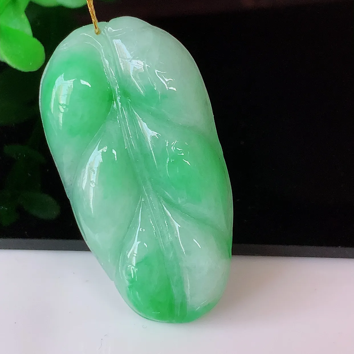 自然光实拍，冰润飘阳绿事业有成叶子吊坠，莹润且起胶，叶子清秀优雅，佩戴大业有成！#35.16