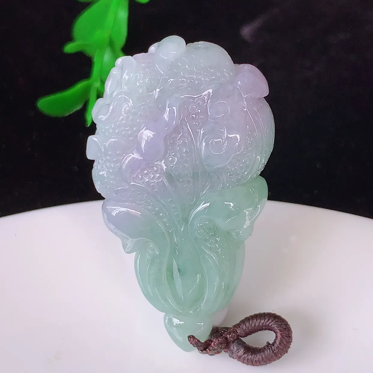 自然光实拍，冰润春带彩招百财翡翠白菜吊坠，百财聚来，财源滚滚，色泽鲜艳，精工水润的白菜，性价比高！#1.16
