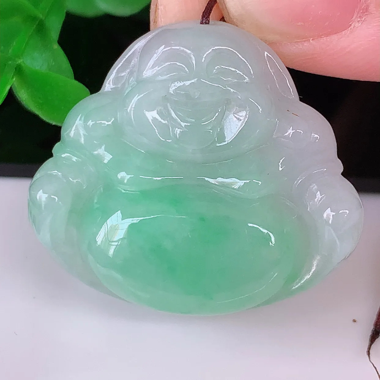 自然光实拍，冰润飘绿佛公翡翠吊坠，饱满， 佛公亦保平安，寓意有福（佛公）相伴，品相佳，配戴优雅迷人！#57.16