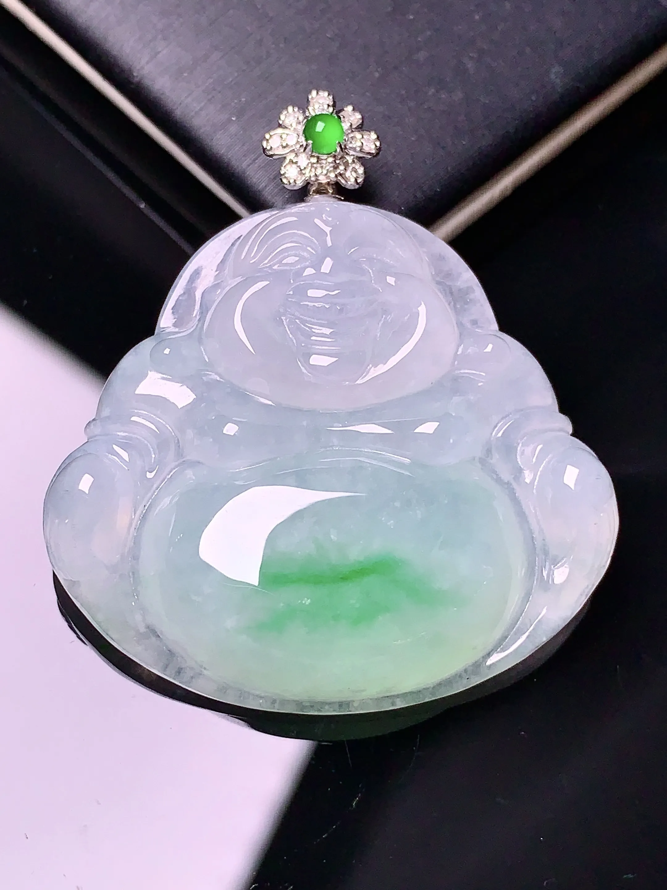 18k金钻镶嵌飘绿佛公吊坠 玉质细腻 水润亮眼 色泽艳丽 整体尺寸37.1*33.2*7.1