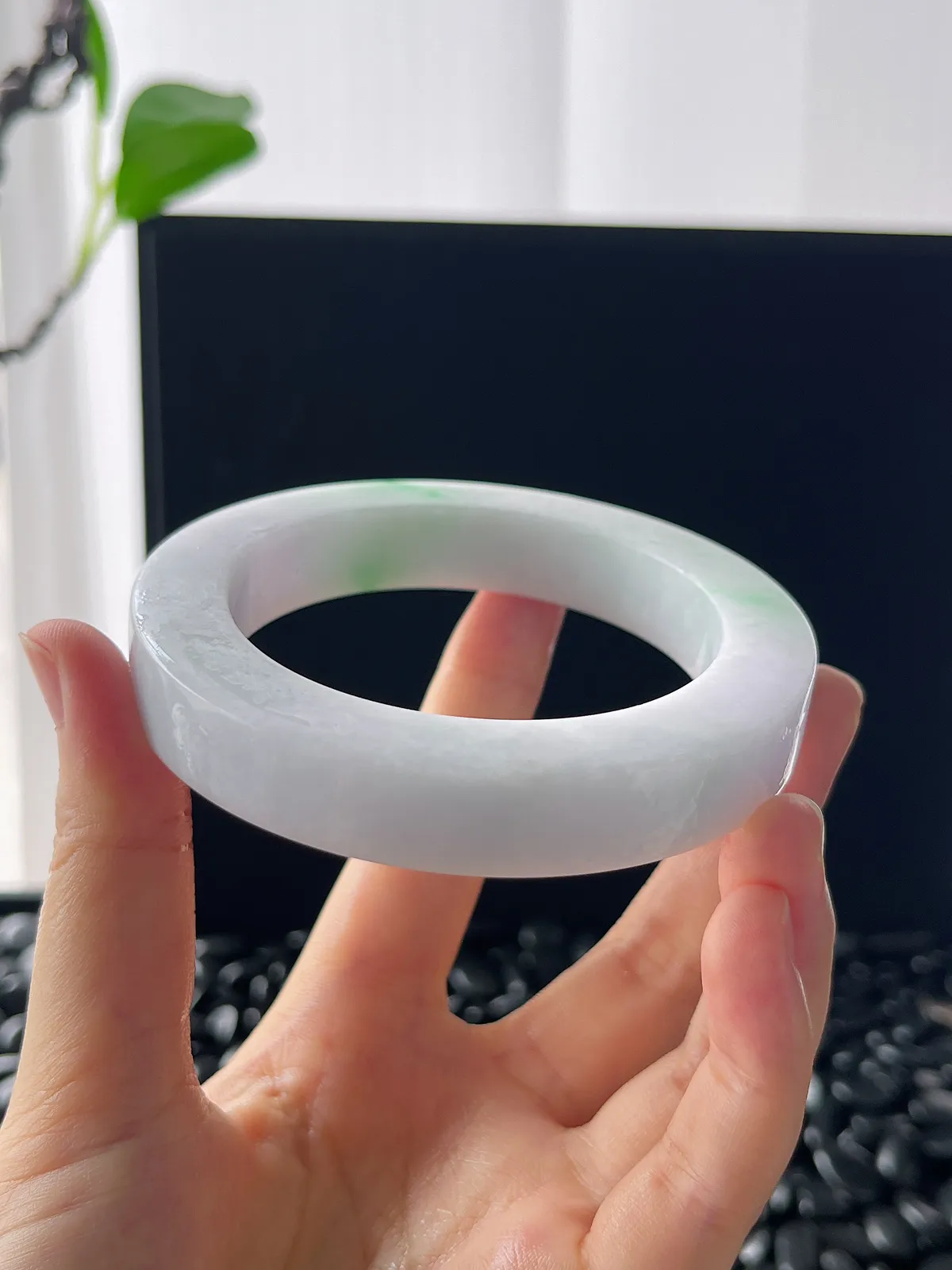 翡翠白底青镯饼，⭕️正圈最大做62，圆条最大做58；最小圈口57.7