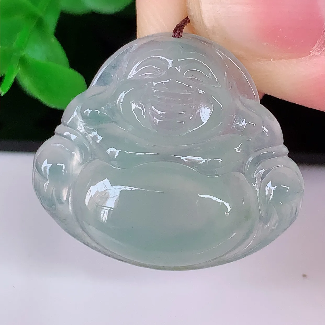自然光实拍，冰种佛公翡翠吊坠，饱满， 佛公亦保平安，寓意有福（佛公）相伴，品相佳，配戴优雅迷人！#57.16