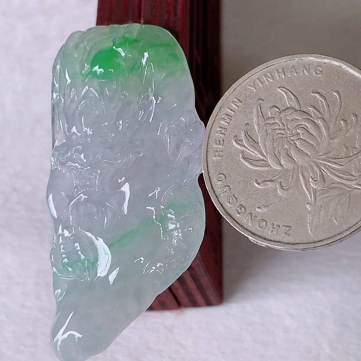 自然光实拍，冰种飘绿龙腾盛世、龙牌翡翠吊坠，种水好，雕工立体精致，佩戴霸气时尚！#1.16