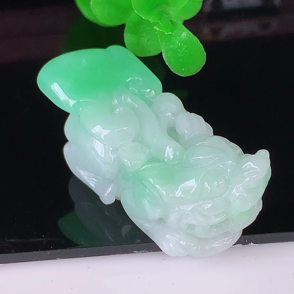 自然光实拍，冰润飘绿招财貔貅吊坠，民间有“一摸貔貅运程旺盛，再摸貔貅财运滚滚，三摸貔貅平步青云 ”的美好祝愿。#81.16