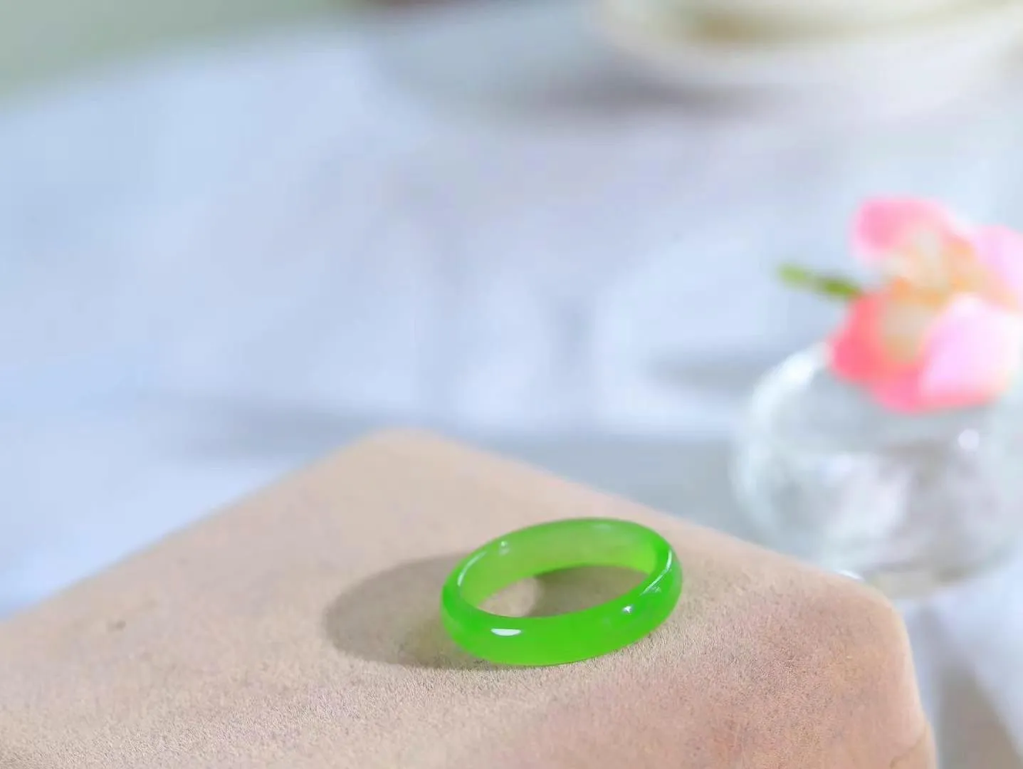 【玉见倾心.戒指】

精品和田玉碧玉苹果绿戒指 玉质细腻温润，油性十足。几经花落去，无可奈流年。如