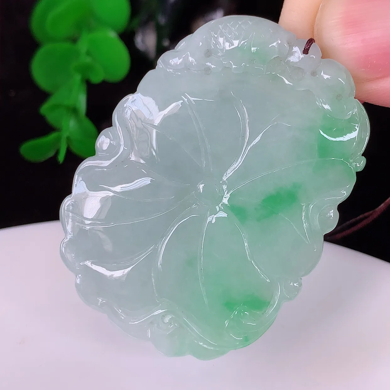 自然光实拍，冰润飘绿和和美美翡翠玉坠，财源广进，自然隐逸、荷本是素不着尘之物，有和美之寓意。#05.16