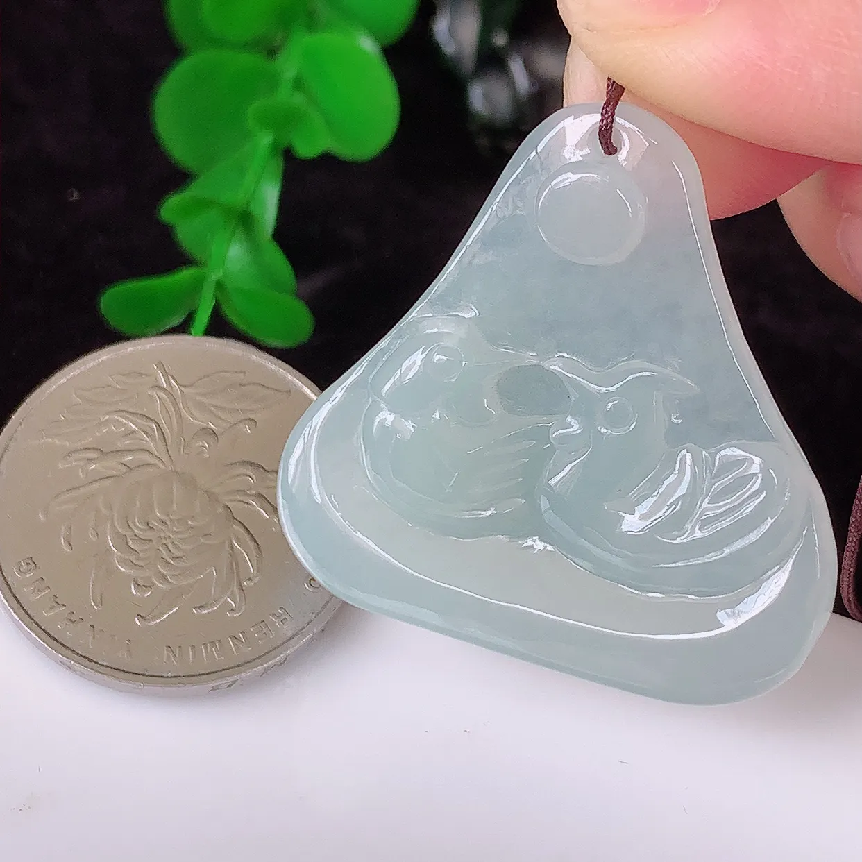 自然光实拍，冰种翡翠鸳鸯。吊坠，翠色灵动，种老水足，寓意好，品相佳，佩戴佳品！#41.16