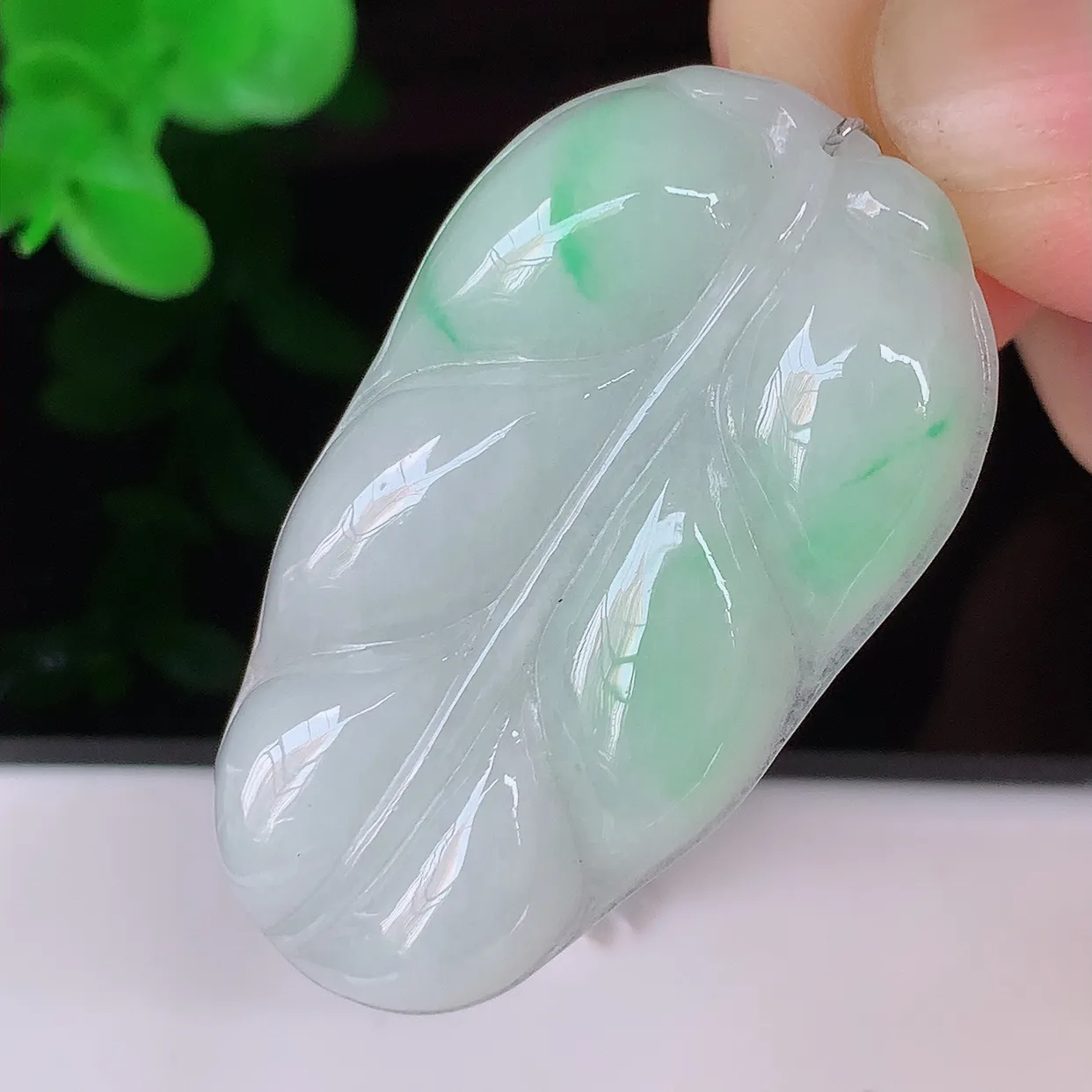 自然光实拍，冰润飘绿事业有成叶子吊坠，莹润且起胶，叶子清秀优雅，佩戴大业有成！#35.16