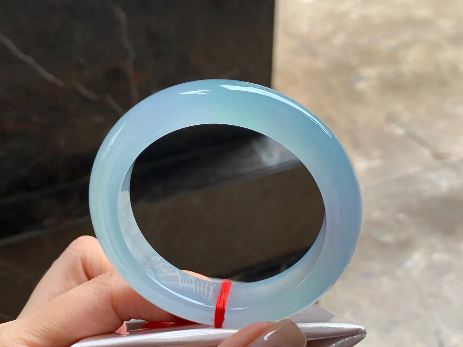 冰种底色手镯
清爽53.2/12.6/9.3mm