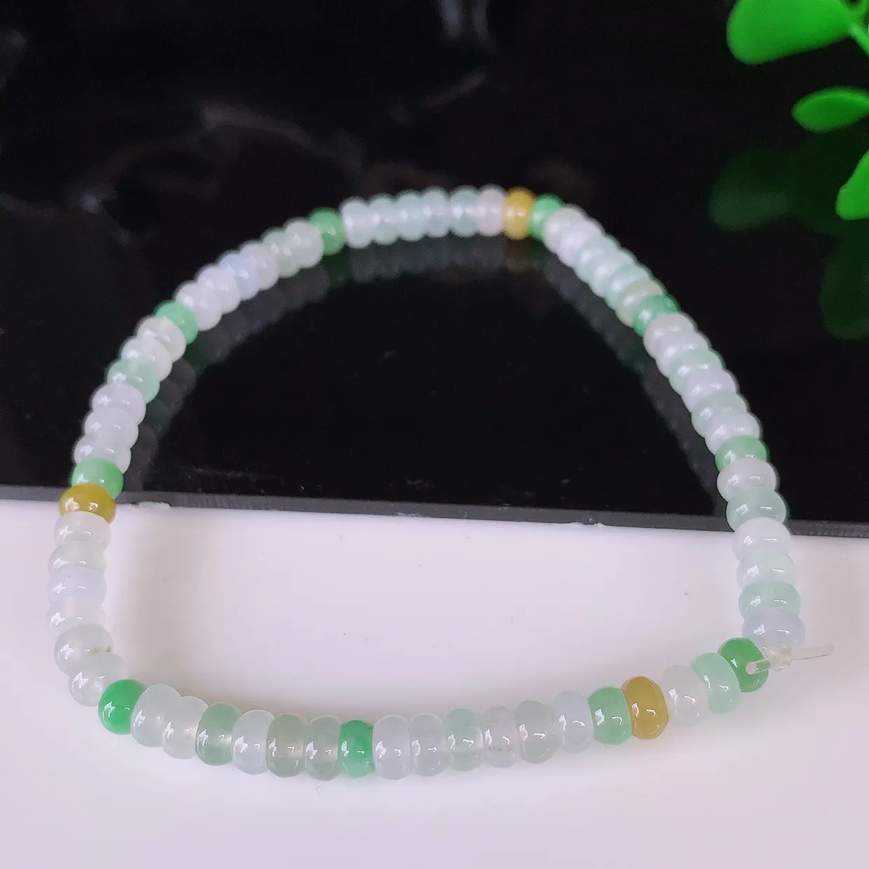 自然光实拍，冰种多彩翡翠手链手串，水润秀气，料子细腻，清爽，高档大气，自戴送礼佳品！#46.16取一