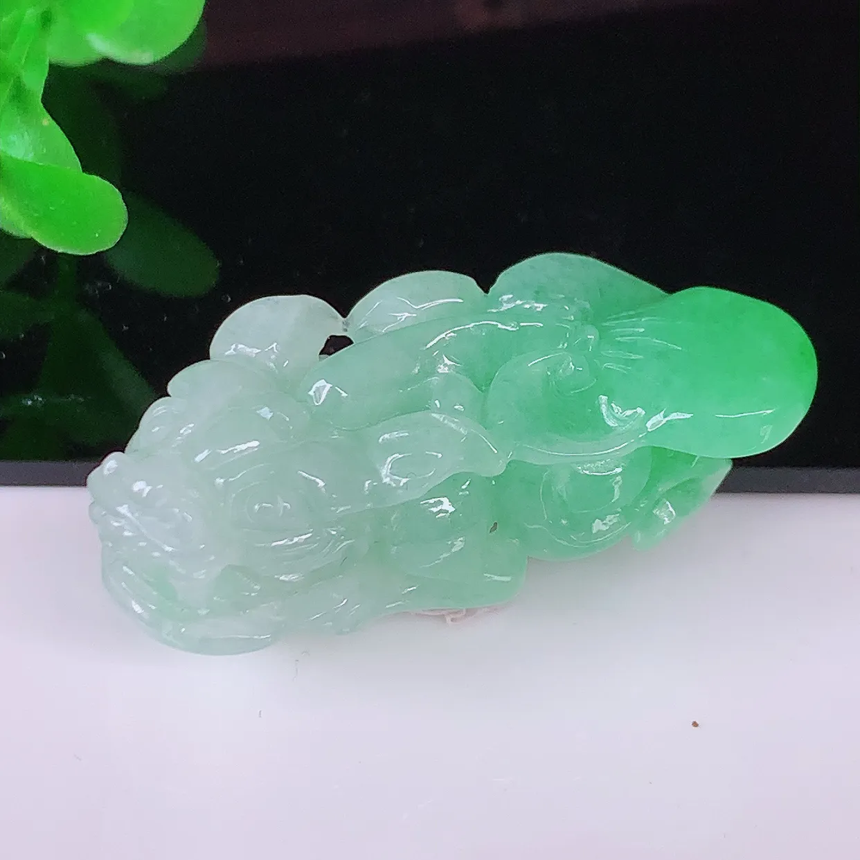 自然光实拍，冰润飘绿翡翠招财貔貅吊坠，民间有“一摸貔貅运程旺盛，再摸貔貅财运滚滚，三摸貔貅平步青云 ”的美好祝愿。#81.16