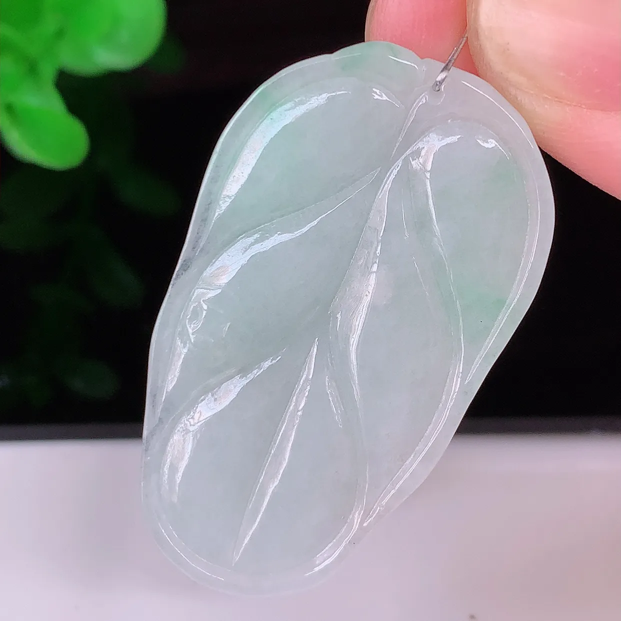 自然光实拍，冰润飘绿事业有成叶子吊坠，莹润且起胶，叶子清秀优雅，佩戴大业有成！#35.16