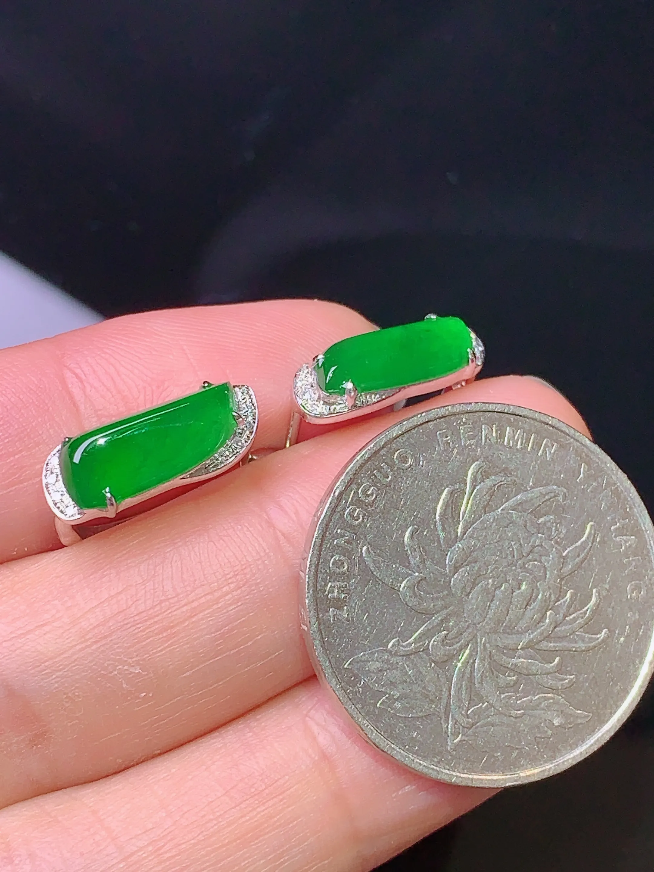 18k金钻镶嵌翠绿随形耳坠 玉质细腻 水润亮眼 色泽艳丽 整体尺寸14.7*5.5*3.5