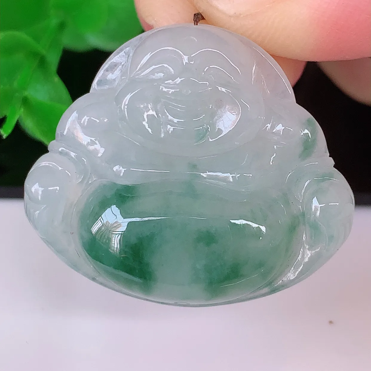 自然光实拍，冰飘花佛公翡翠吊坠，饱满， 佛公亦保平安，寓意有福（佛公）相伴，品相佳，配戴优雅迷人！#