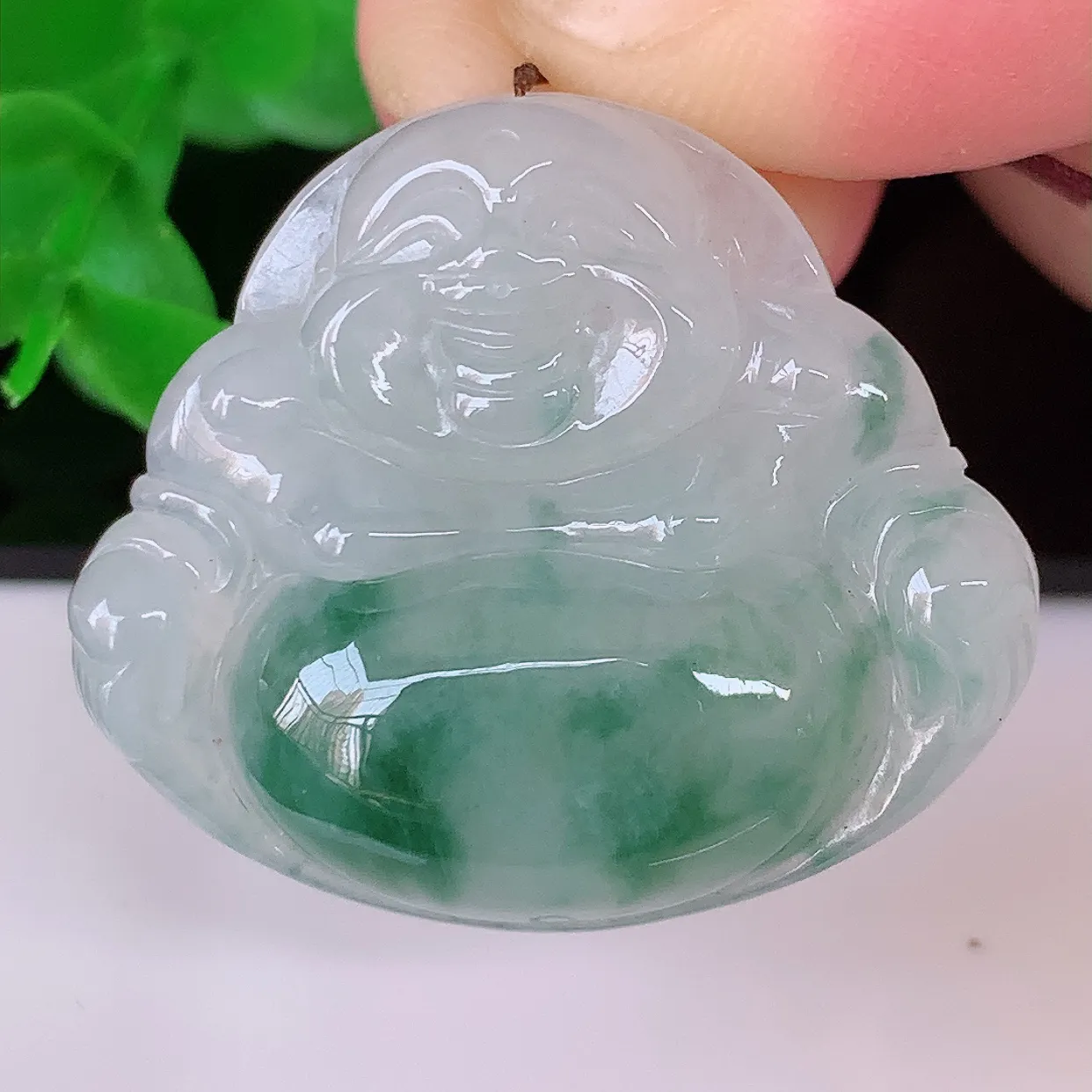 自然光实拍，冰飘花佛公翡翠吊坠，饱满， 佛公亦保平安，寓意有福（佛公）相伴，品相佳，配戴优雅迷人！#57.16
