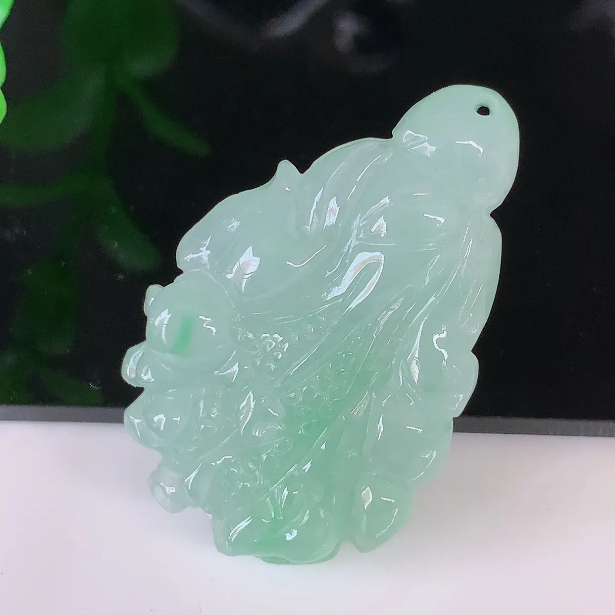 自然光实拍，冰胶飘绿招百财翡翠白菜吊坠，百财聚来，财源滚滚，色泽鲜艳，精工水润的白菜，性价比高！#57.16